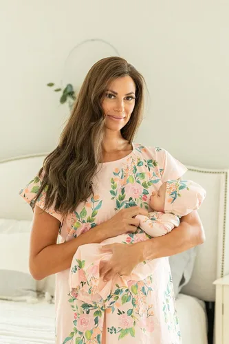 Miniatura 3 de Baby Be Mine Conjunto de mamá y bebé vestido de hospital de maternidad a juego para trabajo y parto Gownie para maternidad bolsa de hospital