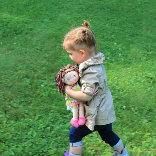 Miniatura 3 de HABA Coco - Muñeca de bebé suave de 12 pulgadas con pelo castaño, cara bordada, vestido verde extraíble, diadema a juego, lavable a máquina, 18