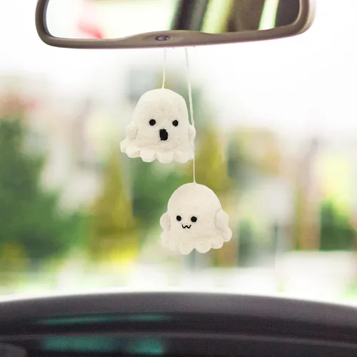 GLACIART ONE Adorno colgante para el interior del auto fantasma, 2 unidades, accesorios divertidos y peludos de lana fantasma, bonito dije oscilante