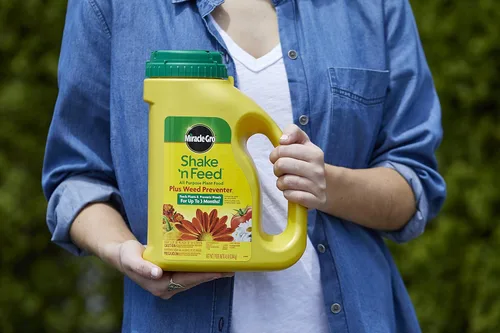 Miniatura 2 de Miracle-Gro Shake 'N Feed - Alimento vegetal multiusos más preventivo de malezas1, evita la hierba de cangrejo, la pamplina común y la verdolaga