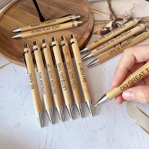 Miniatura 3 de Jxueych Paquete de 12 bolígrafos de bambú con citas inspiradoras motivacionales, bolígrafos retráctiles con tinta negra, 0.039 in, suministros
