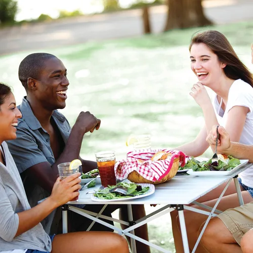 Miniatura 2 de Mesa plegable al aire libre Coleman, mesa de camping de aluminio resistente con diseño de unión por presión, con capacidad para 4 personas y bolsa