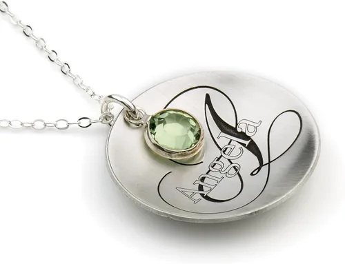 Miniatura 2 de Nombre abovedado como ningún otro personalizado con collar de piedra natal de Swarovski. El colgante de plata esterlina muestra un nombre y una