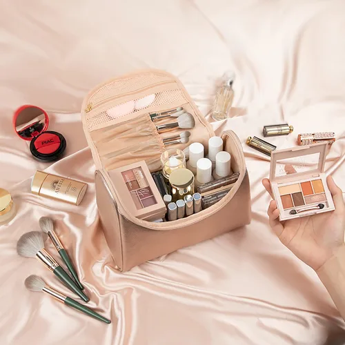 Miniatura 4 de Elegante estuche de maquillaje y aseo de viaje para mujer; estuche organizador de brochas y maquillaje de gran capacidad y hecho de cuero vegano