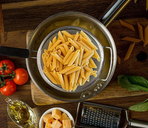 Miniatura 2 de Colador grande de malla extrafina de 9 pulgadas con mango de goma termoplástica - Tamiz de malla fina de acero inoxidable - Ideal para colar pasta