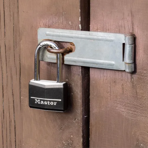 Miniatura 7 de Master Lock Cerradura de aluminio cubierta negra, cerradura de armario de gimnasio con llave, candado al aire libre con grillete largo para puertas