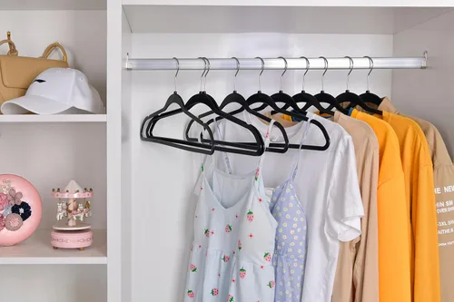 Miniatura 3 de Quality Hangers Paquete de 20 perchas de plástico para ropa, perchas delgadas sin terciopelo con gancho cromado giratorio de 360° y muescas