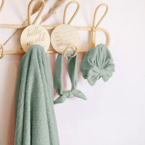Miniatura 4 de Golener Mantas de muselina para envolver al bebé, con cintas con moño para la cabeza y set de sombreros y tarjeta de anuncio de nombre de recién