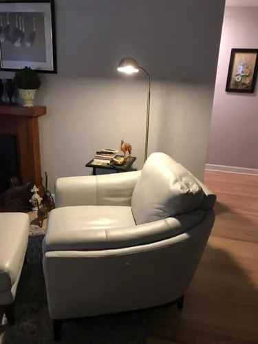 Miniatura 7 de Brightech Regent Lámpara de Pie LED, luz de poste de esquina independiente con cuello de cisne ajustable, lámpara delgada alta y brillante para Latón