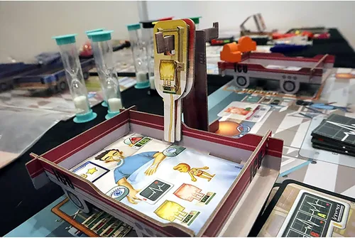 Miniatura 5 de Artipiagames Rush M.D.: Expansión UCI - Juego de mesa cooperativo Artipia Games, colocación de trabajadores, estrategia, edades 14+, 1-4 jugadores