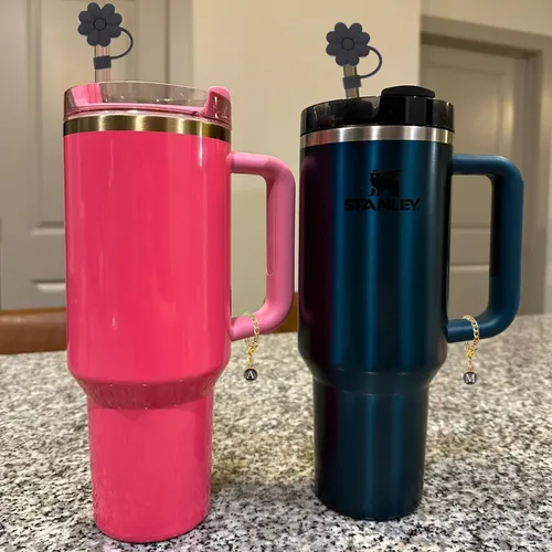 Miniatura 6 de Accesorios para taza Stanley, 1 pieza Cubierta de pajita de silicona con flor para pajita Stanley de 30 y 40 oz con asa y 1 pieza dije con letra