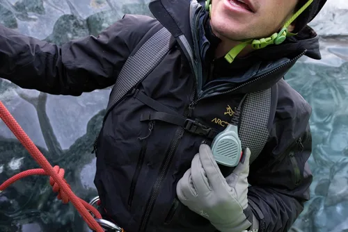 Miniatura 4 de Rocky Talkie Expedition Radio de 5 Vatios con Micrófono de Mano Impermeable - Radio GMRS con Impermeabilización IP67, Walkie Talkie de Largo