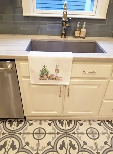 Miniatura 2 de Caroline's Treasures CK8100WTKT - Juego de 2 toallas de cocina con diseño de bulldog francés con diseño de país de las maravillas navideñas