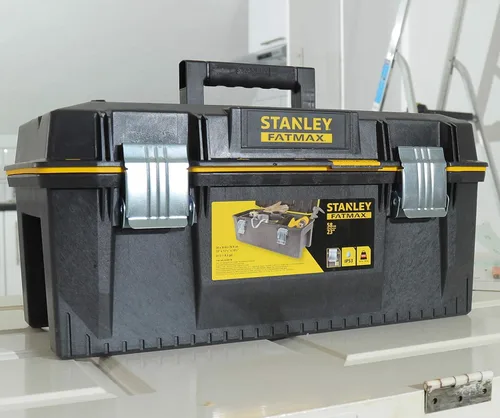 Miniatura 9 de STANLEY FATMAX - Caja de herramientas impermeable de 22.8 in, resistente al agua, gran capacidad de almacenamiento, ranura en V para corte extra