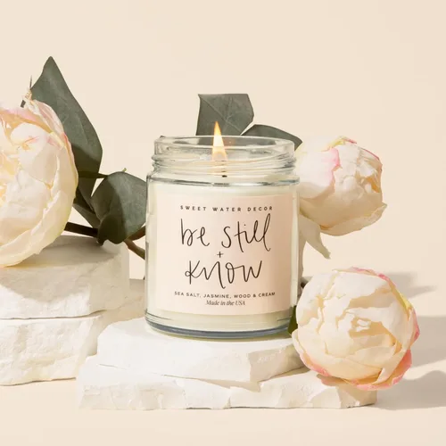 Miniatura 6 de Sweet Water Decor, Be Still and Know, Vela de cera de soja perfumada con sal marina, jazmín, crema y madera para el hogar - Regalos de velas