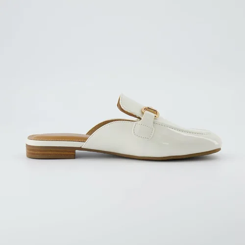 Miniatura 4 de CUSHIONAIRE Sandalias Yates con hebilla para mujer + espuma viscoelástica, anchos disponibles, Bone charol
