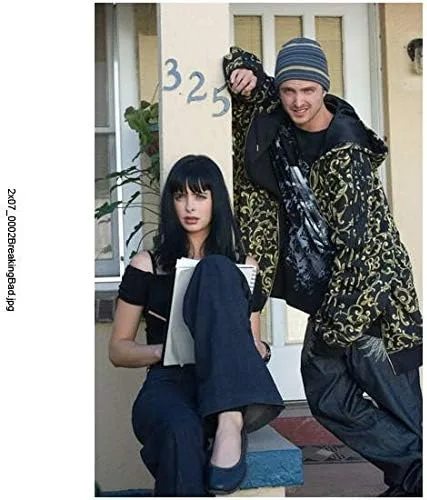 Aaron Paul & Krysten Ritter en el porche (Breaking Bad Temporada 2 - Jesse Pinkman y Jane Margolis) - 8 pulgadas x 10 pulgadas FOTOGRAFÍA de