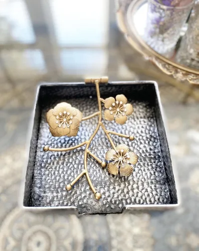 Miniatura 4 de Servilletero cuadrado plano plateado con flores de orquídeas doradas y cristales sintéticos Brazo pesado con bisagras de metal con bisagras
