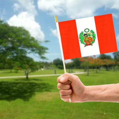 Miniatura 6 de QQSD Mini banderas de mano con bandera peruana de Perú, poste de madera maciza con punta de lanza, paquete de 12