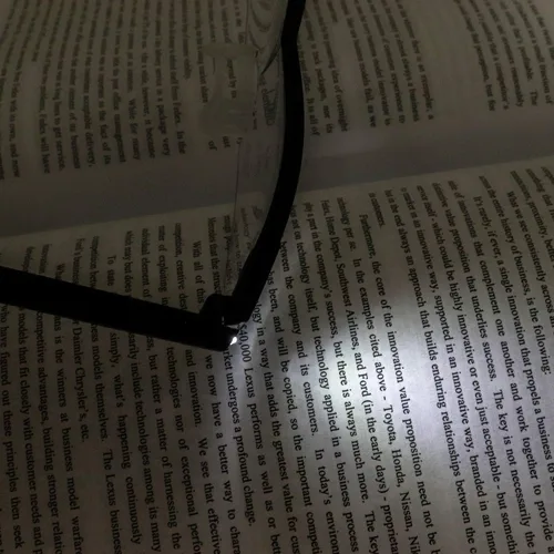 Miniatura 5 de QWORK Lupas con luz LED recargable por USB para mujeres y hombres, anteojos de lectura inteligentes iluminados para leer impresiones pequeñas