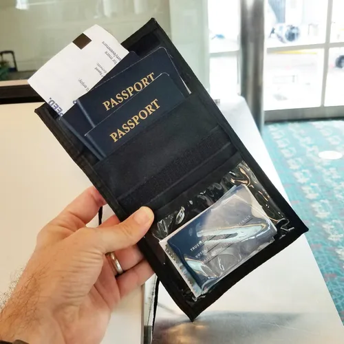 Miniatura 8 de Specialist ID Paquete de 2 carteras para pasaporte de viaje, ventana de exhibición de 4 x 3, cordón ajustable con ranuras para bolígrafo y 3
