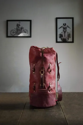 Miniatura 26 de Bolsa de lona para motocicleta de cuero genuino de grano completo resistente de inspiración militar Alforja Bolsa de fin de semana Con correas