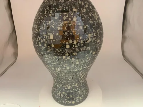 Miniatura 9 de Jarrón de mosaico de 24 pulgadas, cilindro alto hecho de terracota con piezas de mosaico de vidrio negro y gris, pieza decorativa hecha a mano