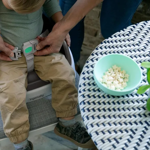 Miniatura 4 de Asiento elevador Ingenuity SmartClean para silla de cocina – Ligero para llevarlo a todas partes, fácil de limpiar, correa de arnés de 3 puntos