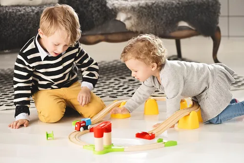 Miniatura 2 de BRIO World 33710 - Mi primer tren de batería ferroviario Juego de 25 piezas de tren de madera para niños pequeños Incluye accesorios y pistas