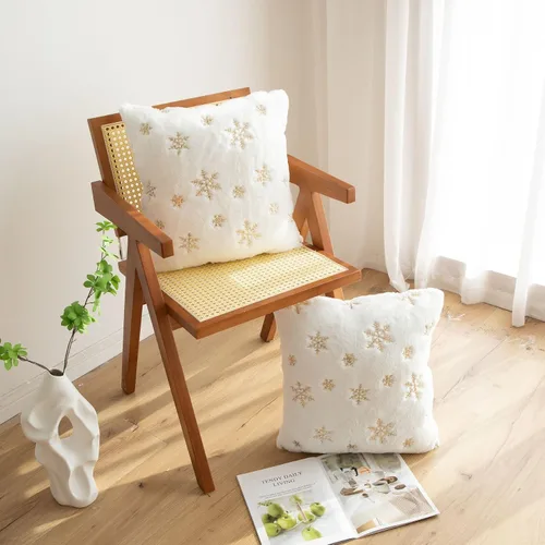 Miniatura 2 de LIGICKY Juego de 2 fundas de almohada de piel sintética blanca esponjosa con copos de nieve de lentejuelas doradas, decorativas, suaves, peludas