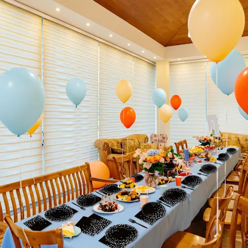 Miniatura 7 de gisgfim 96 piezas de suministros para fiesta en negro y plata, platos de papel, servilletas con punto plateado sobre negro, juego de mesa
