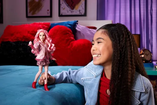 Miniatura 2 de Mattel Disney Descendants: The Rise of Red Fashion Doll & Accessory, Bridget, Young Queen of Hearts con ropa inspirada en la película y cupcake