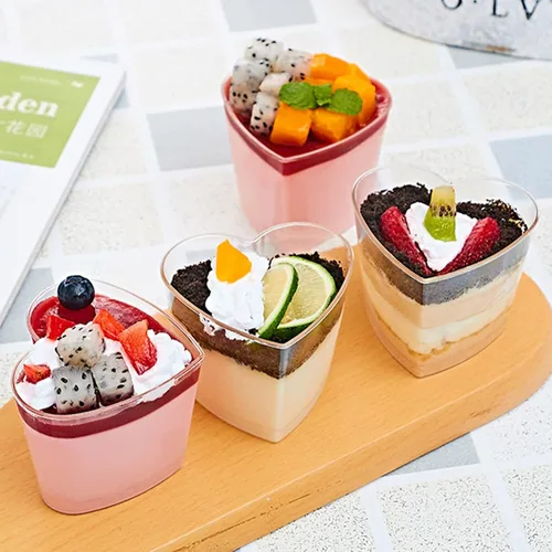 Miniatura 6 de 50 tazas de postre de plástico en forma de corazón con tapas y cucharas, tazas de parfait transparente de 5 onzas para el día de San Valentín