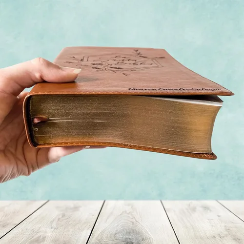 Miniatura 5 de Biblia paralela en español/inglés (RVR/ESV) con letras a mano y grabadas con láser, marrón, incluye opción para agregar nombre grabado, regalo