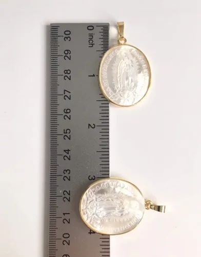 Miniatura 6 de Madre de Perla Nuestra Señora de Guadalupe Medalla Grande 1,5 Pulgadas Forma Oval