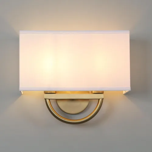 Yosoan Aplique de pared de latón envejecido bohemio de tela blanca, lámpara de pared dorada con 2 luces para interiores, cableado doble, montaje en