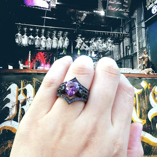 Miniatura 4 de Juego de anillos de compromiso góticos con diseño de calavera y rosa negra con forma de corazón, cristal de circón en forma de corazón, boda