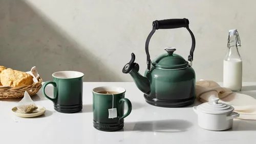 Miniatura 2 de Le Creuset Juego de 2 tazas de esmalte en acero con acabados metálicos y cerámica, 1.25 cuartos de galón de agua y (2) tazas de 14 onzas