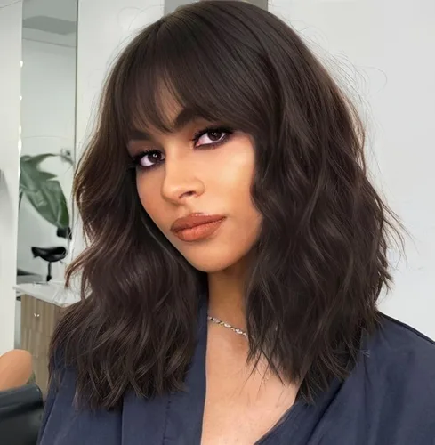 AISI HAIR Peluca Bob Sintética Rizada y Ondulada Marrón Natural con Flequillo para Mujeres, 21-23 Pulgadas Marrón oscuro