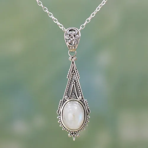 Miniatura 3 de NOVICA Aretes artesanales hechos a mano con perlas cultivadas, plata de ley blanca, piedra natal india de agua dulce 0.7 pulgadas de largo x 0.7
