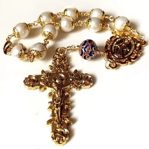 elegantmedical Hecho a mano alambre de oro envuelto 10MM perlas reales oración católica una década rosario pulsera cruz regalo y caja