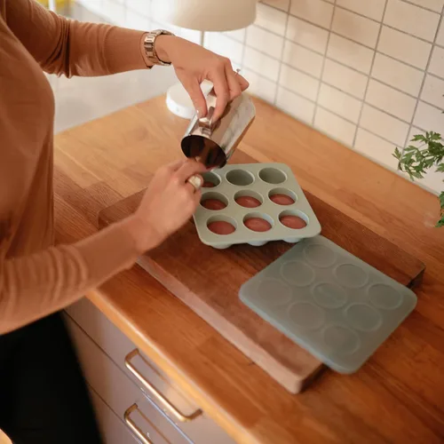 Miniatura 5 de mushie Bandeja de silicona para congelador de alimentos para bebés con tapa, 9 tazas x 1.5 onzas, contenedor de almacenamiento sin BPA (rubor)