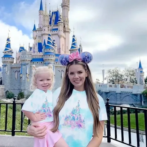 Miniatura 4 de FRYAID Camiseta mágica para mujer, diseño de castillo del reino y teñido anudado, camisetas de manga corta para vacaciones familiares