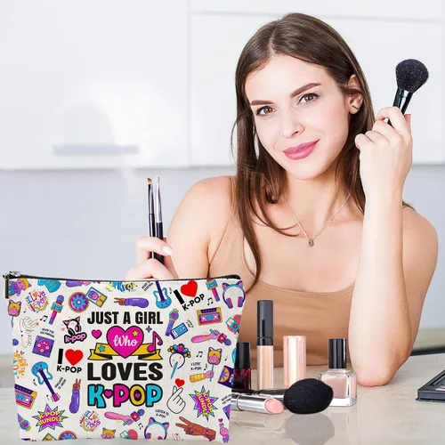Miniatura 5 de QualityLife Bolsa de maquillaje K-Pop de la película musical de K-Pop Just A Gi-rl Who Loves K-Pop Regalo para fanáticos de la música, regalo
