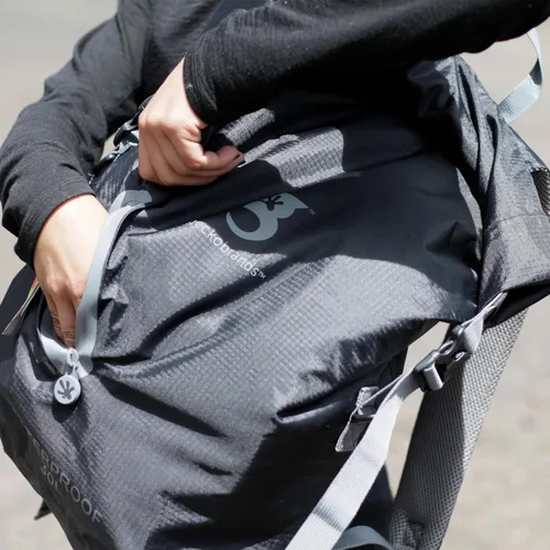 Miniatura 7 de geckobrands Mochila impermeable ligera de 30 L - Bolsa ligera impermeable para exteriores, senderismo, viajes, actividades acuáticas ligeras Verde