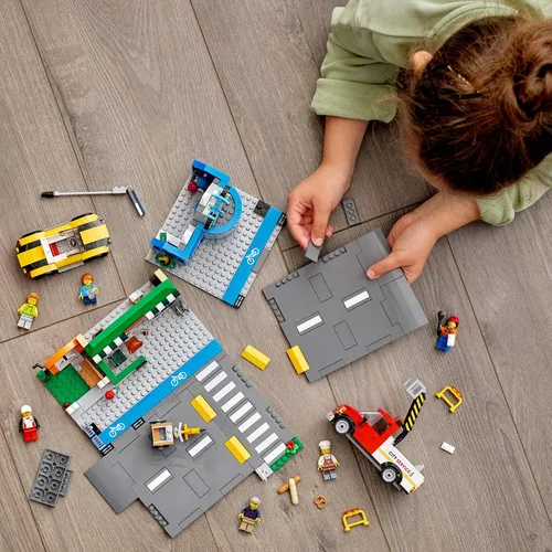Miniatura 6 de LEGO City Shopping Street 60306 Kit de construcción; juguete de construcción genial para niños, nuevo 2021 (533 piezas)