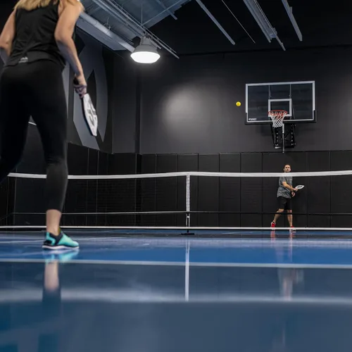 Miniatura 14 de ONIX Pickleball 2 en 1 Juego de red portátil de tamaño reglamentario y red de práctica incluye estuche de transporte con ruedas