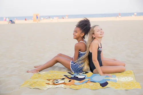 Miniatura 5 de Jay Franco Bluey & Bingo toalla de playa/baño/piscina para niños - Toalla 100% algodón súper suave y absorbente, mide 28 x 58 pulgadas Amarillo