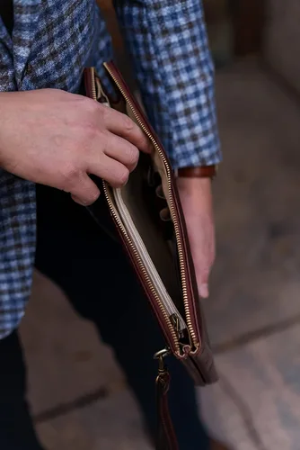 Miniatura 3 de Bolso de mano de cuero para hombre, organizador de muñeca, maletín hecho a mano en Italia, resistencia al tiempo, Marrón