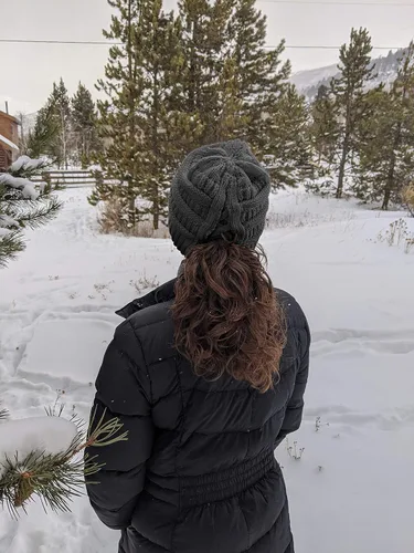 Miniatura 3 de Funky Junque - Gorro tejido para mujer tipo beanie con diseño cruzado en la parte posterior para poder usarlo con coleta o moño